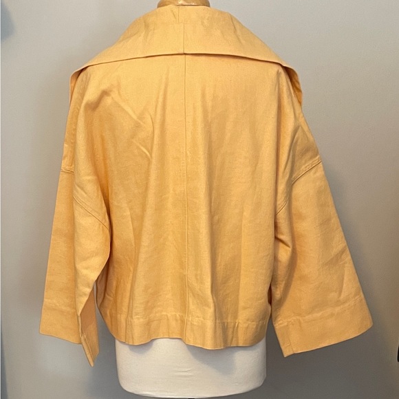 An Anne Klein butter yellow asymmetrical collared short swing linen jacket - Picture 4 of 9